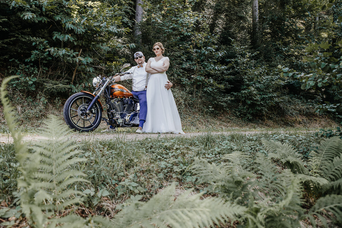 Wilde rockige Hochzeit Eckartsweier Paarshooting 37