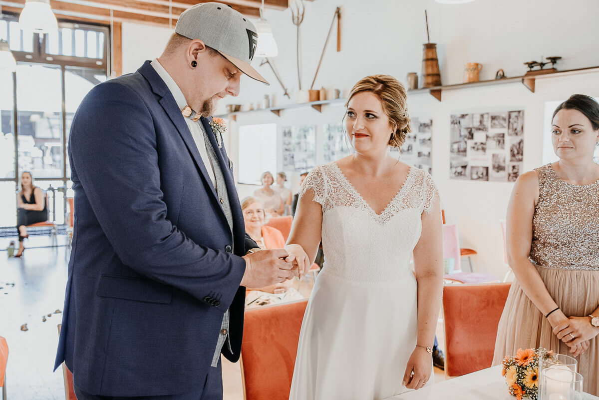 Wilde rockige Hochzeit Eckartsweier Trauung 06