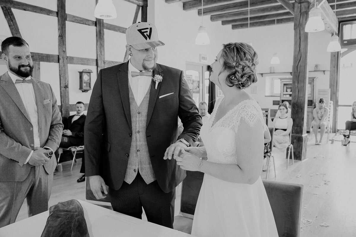 Wilde rockige Hochzeit Eckartsweier Trauung 07