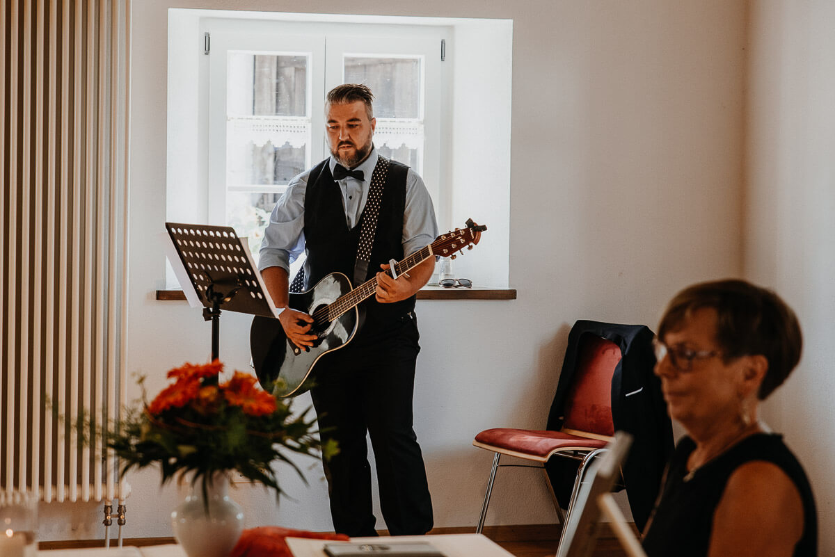 Wilde rockige Hochzeit Eckartsweier Trauung 08
