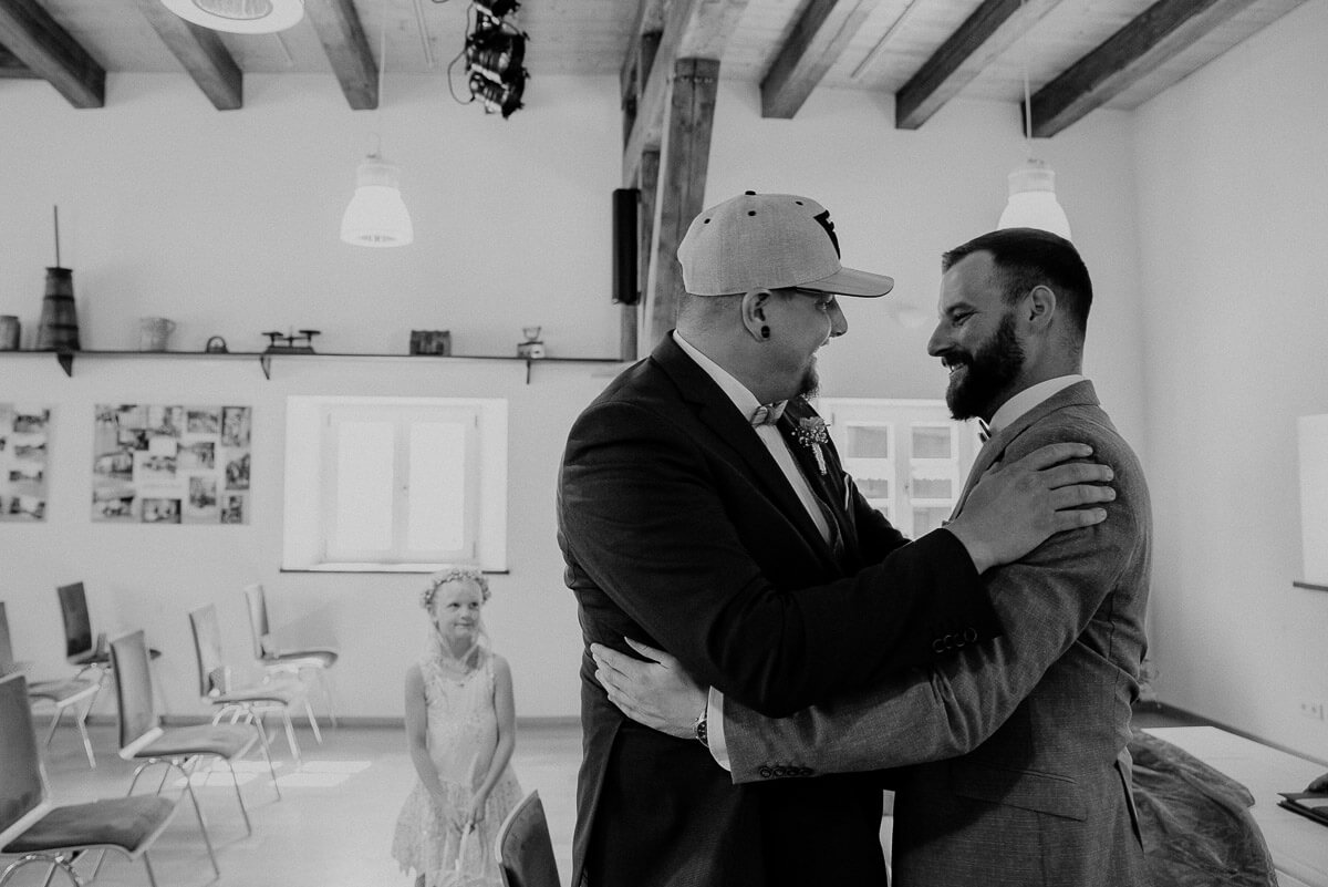Wilde rockige Hochzeit Eckartsweier Trauung 09
