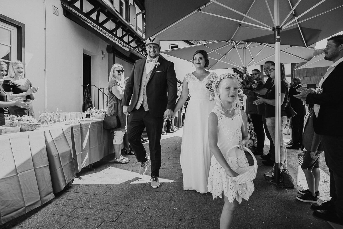 Wilde rockige Hochzeit Eckartsweier Trauung 12